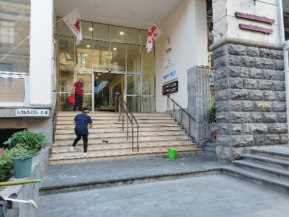 მონტაჟის პროცესში გამოყენებული ალუმინის პროფილები და მინის პანელები