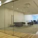 იდრავლიკური სისტემით დიდი მინის გამყოფი კარით - კონფერენც დარბაზებისთვის