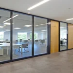 შავი ალუმინის ჩარჩოიანი მინის გამყოფი კორიდორებისთვის - ოფისის ზონირება