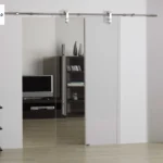 რელსიანი მინის კარი ინოქსის ფერის ჩარჩოთი - ოფისის შესასვლელისთვის