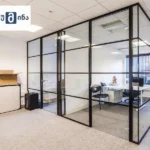 შავი თხელი ალუმინის ჩარჩოიანი მინის გამყოფი და კარი - მინიმალისტური დიზაინი