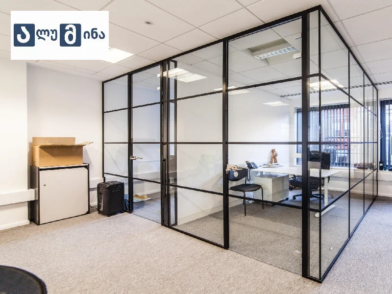 შავი თხელი ალუმინის ჩარჩოიანი მინის გამყოფი და კარი - მინიმალისტური დიზაინი