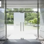 ცისფერი მინის კარი სასტუმროს შესასვლელისთვის - პრივატულობა და სტილი