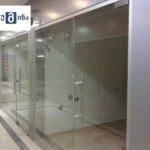 ჩარჩოების გარეშე მინის გამყოფი მაღაზიების კორიდორებისთვის - გამჭვირვალე ზონირება